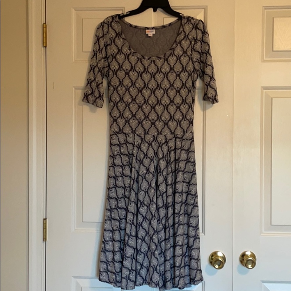 Scoop neck dress with feather print